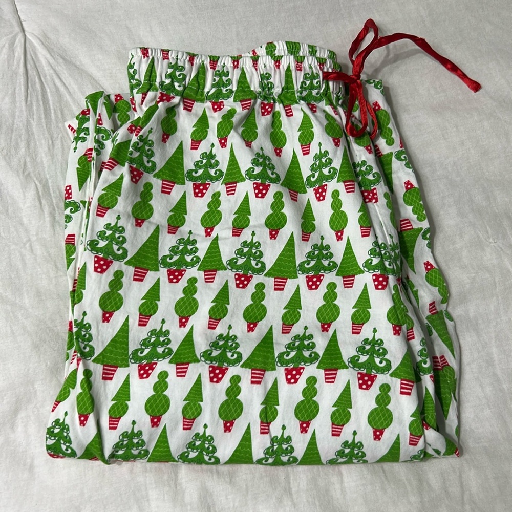 Jaye’s Studio Pajama set
Size small ( 6-8 )
